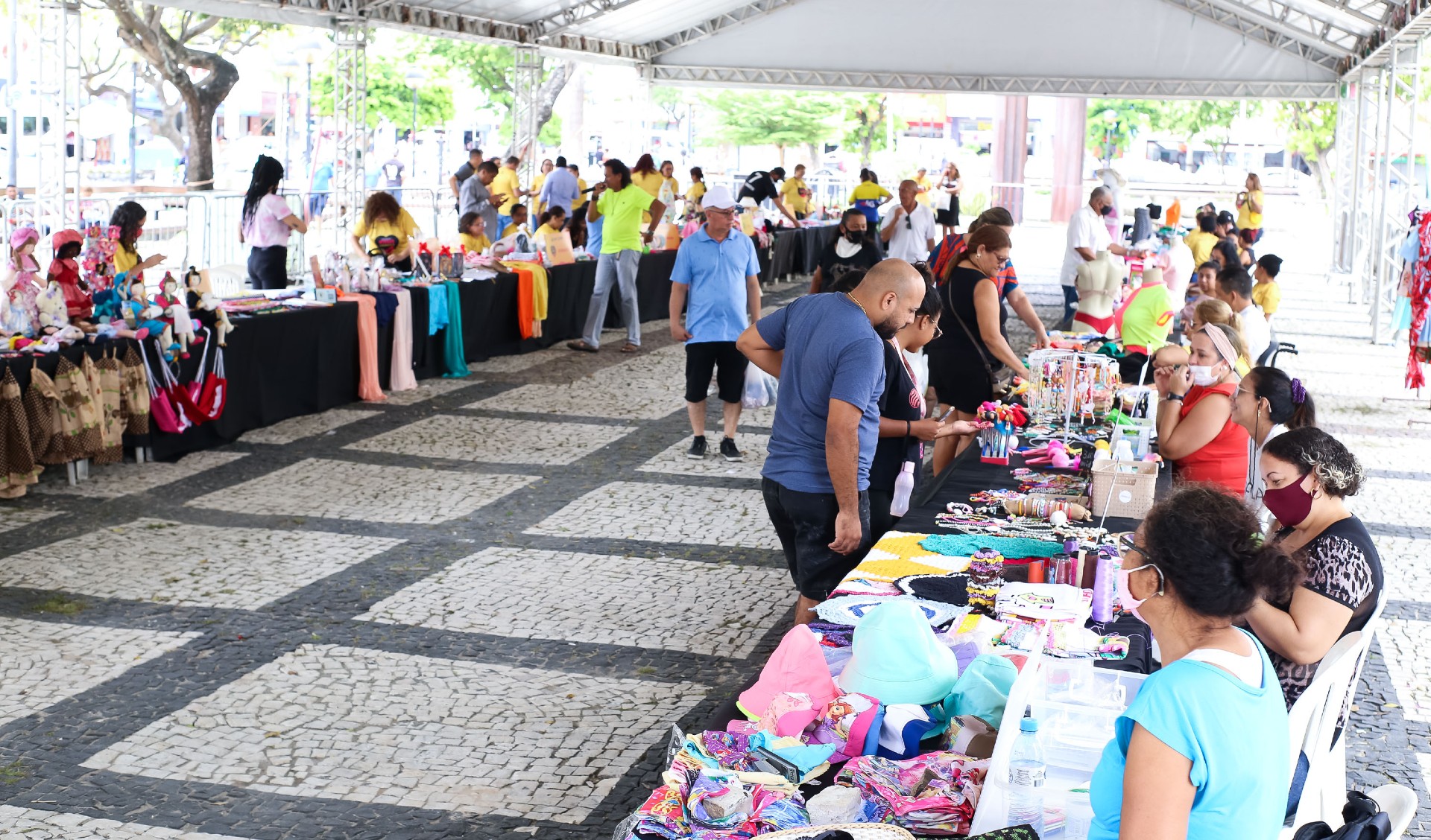 a foto mostra a feirinha na praça do ferreira